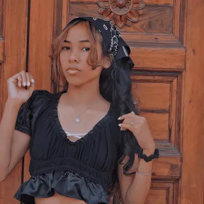 woman with natural hair texture with bandana over top