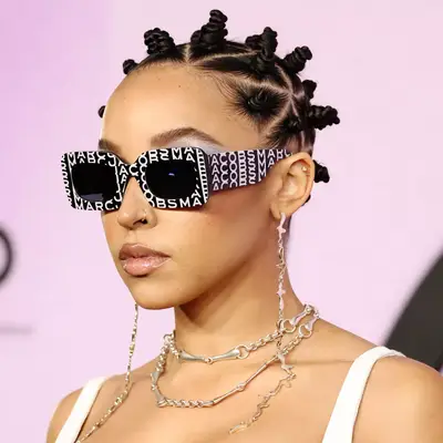 Tinashe attends the 2022 American Music Awards with tiny Bantu knots with star part