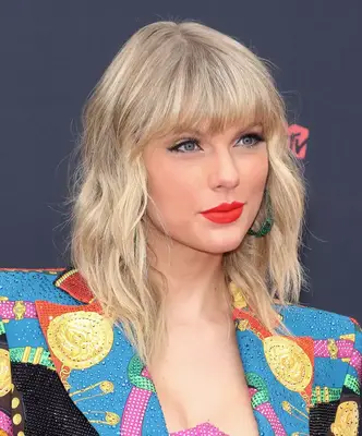 Taylor swift with a shag