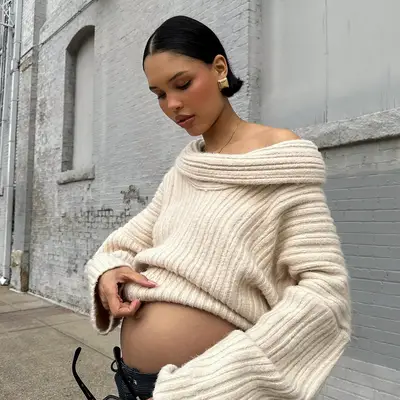 Pregnant Nara Smith with a sleek microbob