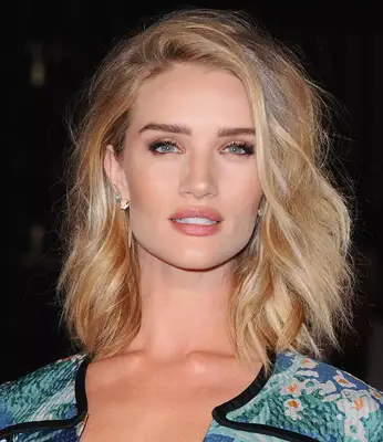 Rosie Huntington-Whiteley with a Full-Length Lob With Tousled Waves