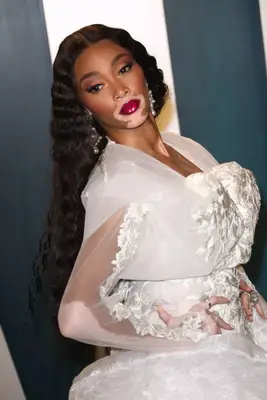 Winnie Harlow ultra-long sleek wavy hair