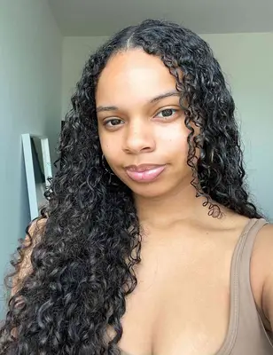 Olivia Hancock Dyson Supersonic Nural Hair Dryer Selfie