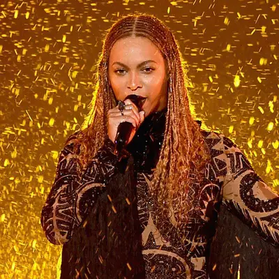 Beyoncé wearing middle-parted honey brown Fulani brads at the 2016 BET Awards in Los Angeles 