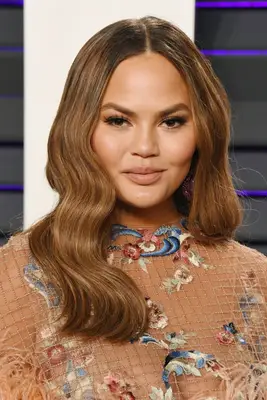 Chrissy Teigen chic wavy blunt chestnut hair