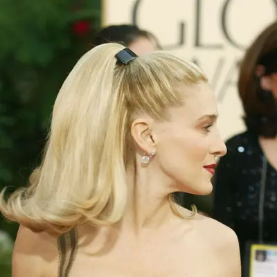 Sarah Jessica Parker wears a bouncy mid-length high ponytail with ribbon at base