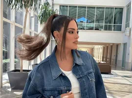 ashley graham with high ponytail and face framing pieces
