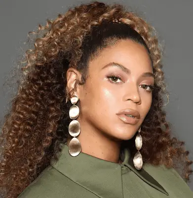 Rihanna with piecy bronde highlighted crop and dark roots