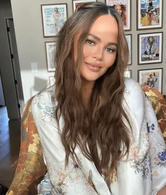 Kate Beckinsale with loose side parted waves of auburn highlights