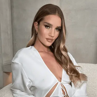 Jamie Chung with brown hair with blonde highlights