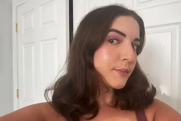 A person showing their hair after using the Cozy Curlers Short Cozy Curlers