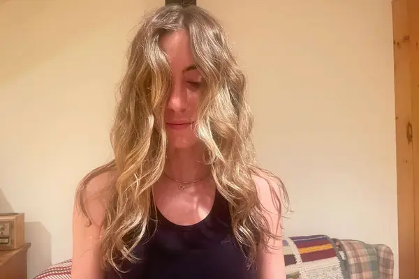 A person showing their hair after using the Kitsch Satin-Wrapped Flexi Rods