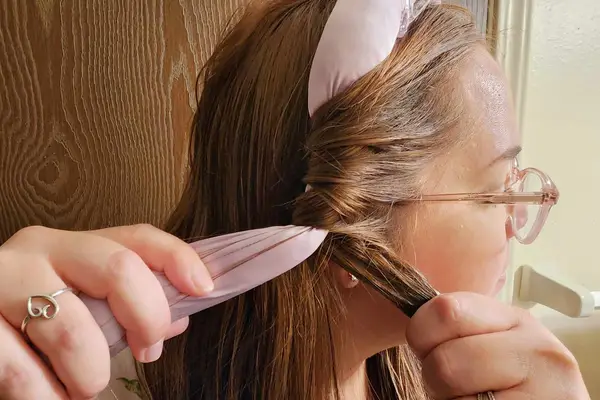 A person adding the Mermade Hair Heatless Curls Kit into their hair