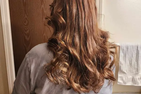 A person showing their hair after using the Mermade Hair Heatless Curls Kit