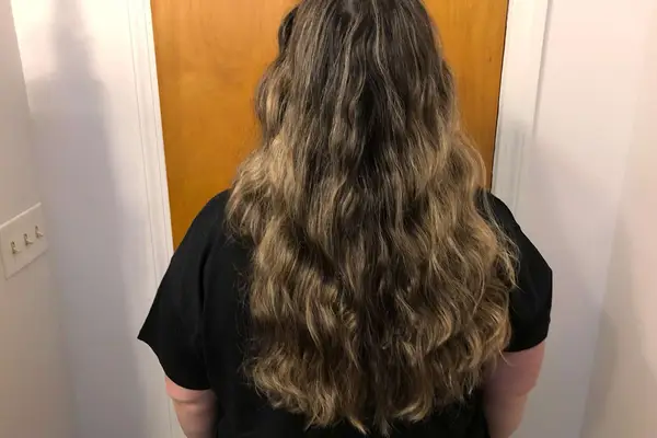 A person showing their hair after using the Halo Hair Labs Icy Halo Heatless Curling Kit