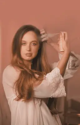 model spraying Dae dry shampoo