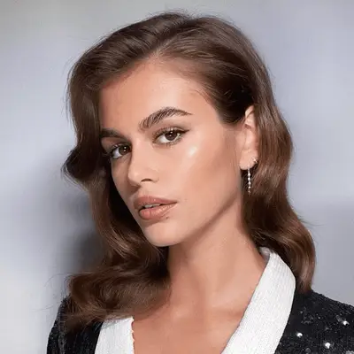 Kaia Gerber with side part