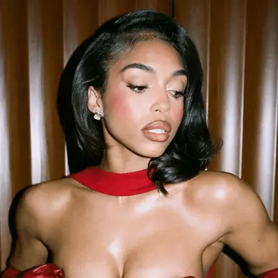 Lori Harvey with deep side part and bouncy lob