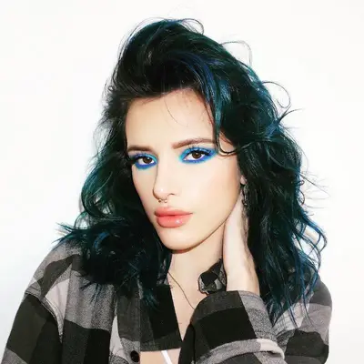 Bella Thorne has greenish-blue waves 