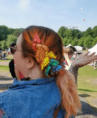 hair glitter ideas - scattered stars throughout hair