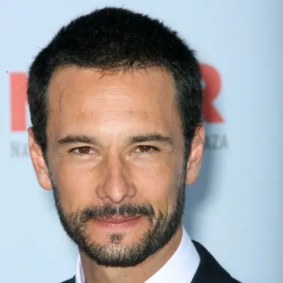 Rodrigo Santoro wears a short fringe haircut