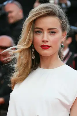 Amber Heard with braided-back side-parted hair on the red carept