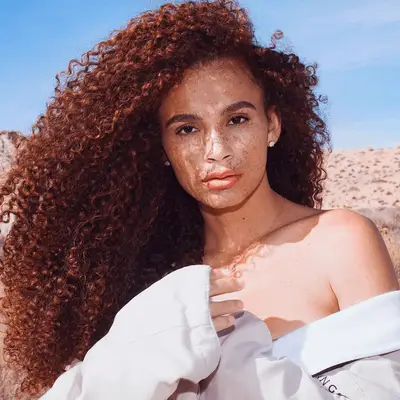 Julianne Hoough wears cool-toned light blonde hair side-swept with side part at the 2017 Emmy Awards in Los Angeles
