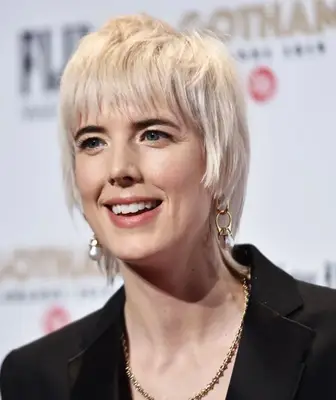 Agyness Deyn with a long mullet like pixie cut mixie