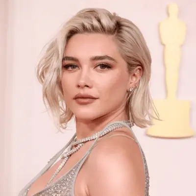 Florence Pugh at the 2024 Oscars with a short blonde bob.