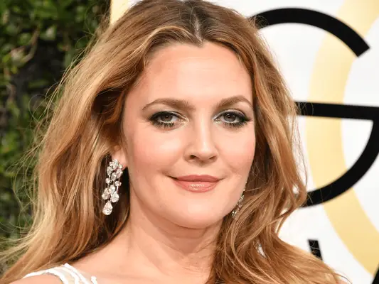 Drew Barrymore è una vera icona per capelli degli anni '90 e questi 21 look lo dimostrano