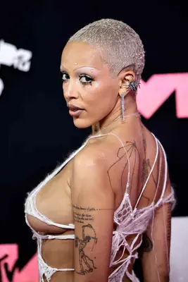 Doja Cat with a buzz cut at the 2023 MTV Video Music Awards