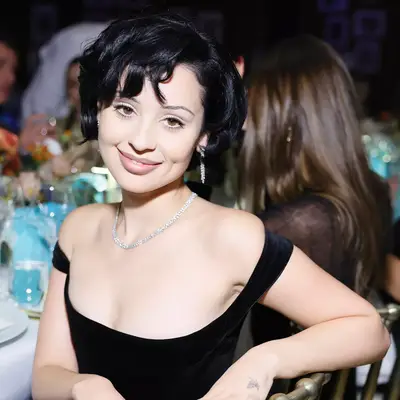 Alexa Demie with a Modern Monroe bob