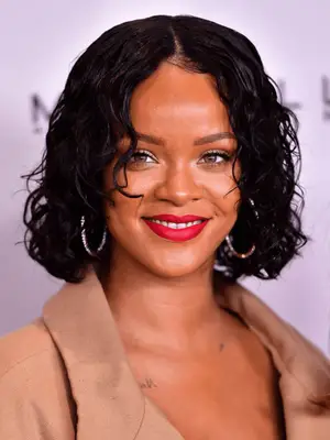 Jourdan Dunn wavy, layered bob