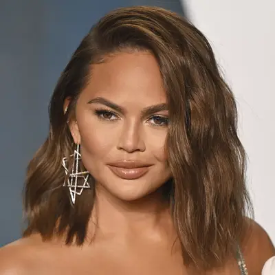 Chrissy Teigen at the 2022 Vanity Fair Oscar Party, viewed in close up
