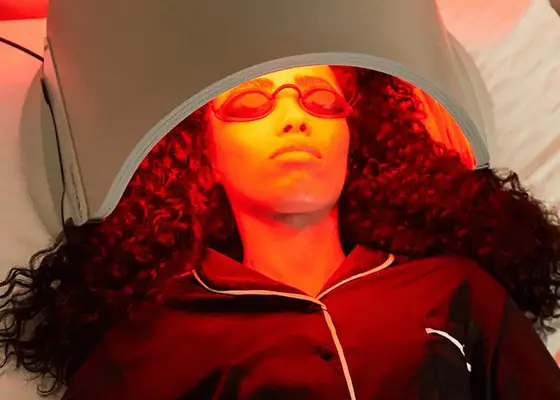 Eliminar luz sobre el crecimiento del cabello: ¿puede la terapia de luz roja realmente restaurar sus hilos?