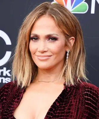 Jennifer Lopez with a touseled bob on the red carpet