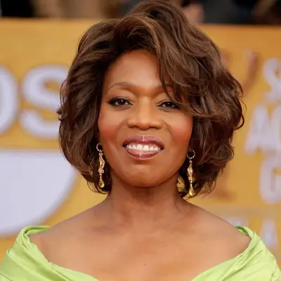 Alfre Woodard with a wavy bob hairstyle on the red carpet