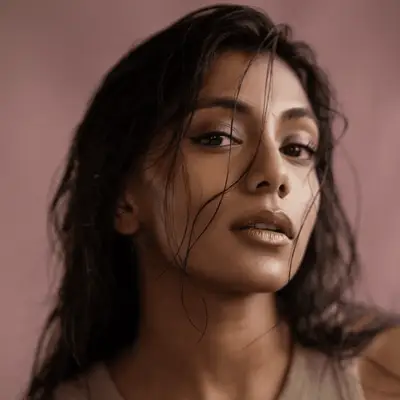 Ana de Armas wears highlighted ombre blonde beach waves with ghost layers