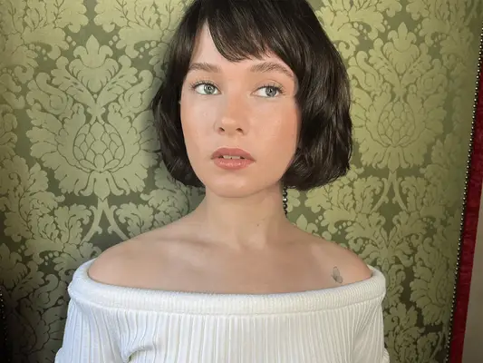 Cailee Spaeny with a short bob haircut