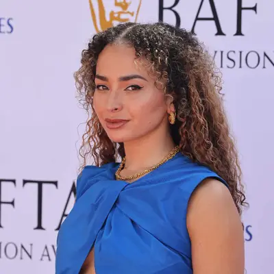 Ella Eyre Light brown highlights