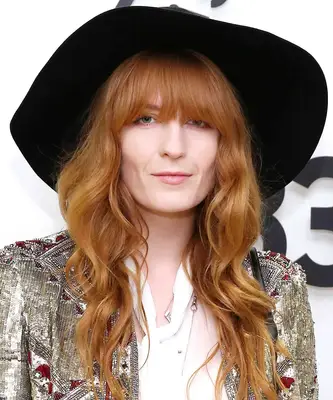 Florence Welch wavy shag haircut with hat