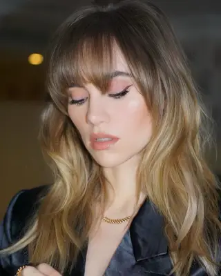 Suki Waterhouse with a shaggy blunt haircut