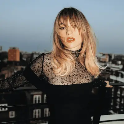 Suki Waterhouse with long shag