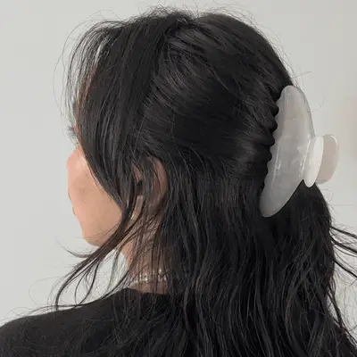 Rose Byrne with blonde mid-length hair in s-shaped waves