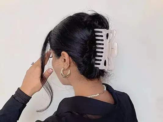 woman wearing claw clip
