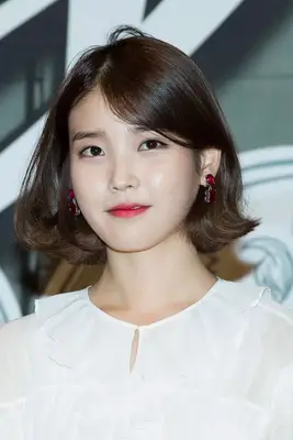 Lee Ji-eun with a side-swept bob