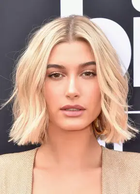 Hailey Bieber with a textured blonde bob