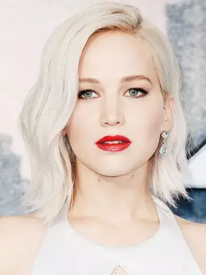  Jennifer Lawrence with a peroxide blonde bob
