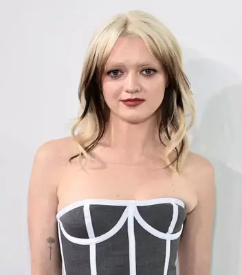 Maisie Williams with two-toned hair