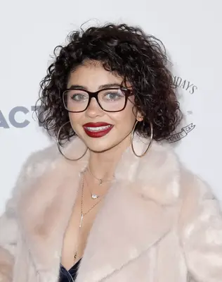 Sarah Hyland with a tightly curled bob